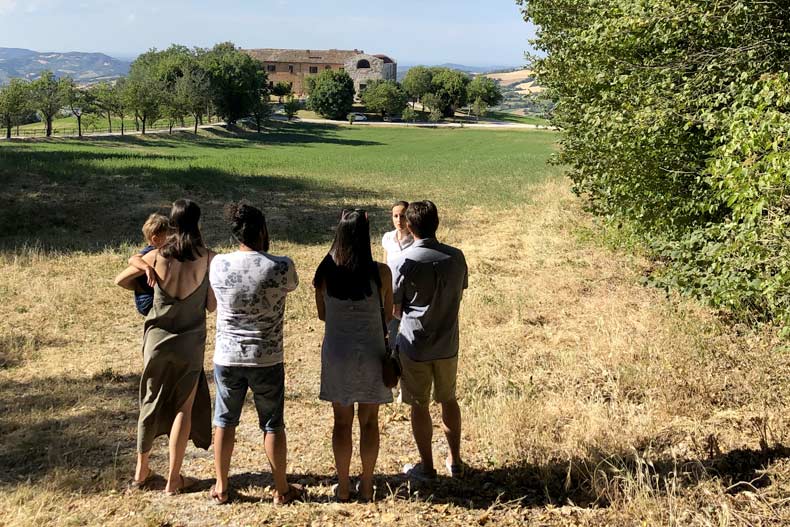 persone in visita negli ambienti esterni del monastero