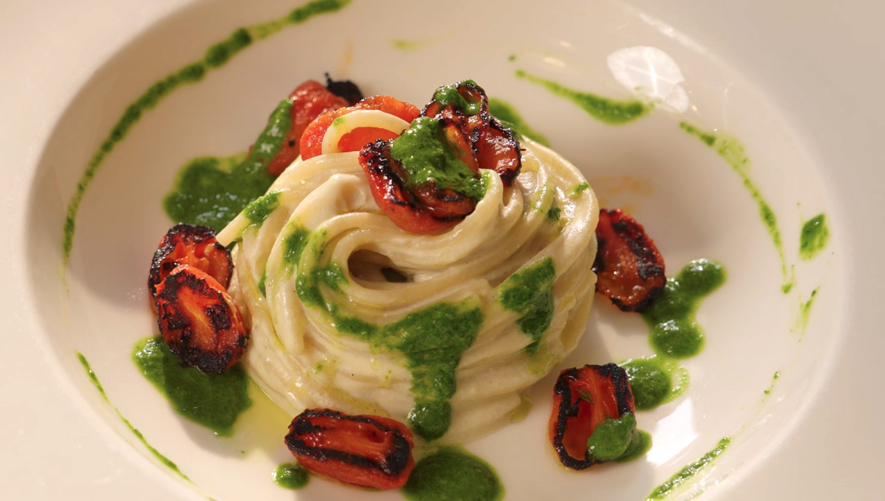 Spaghettoni di grano duro con melanzane affumicate, datterini e salsa di basilico